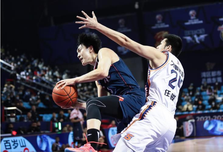 3个必看理由告诉你：电影《蝴蝶楼·惊魂》作为2024年黑马《鸳鸯楼·惊魂》的续作，首先中式惊悚美学再度升级，斑驳墙面昏沉光影，雕花窗棂与摇曳烛火搭配东方惊悚意象，构建出压抑又诡异的空间氛围。
